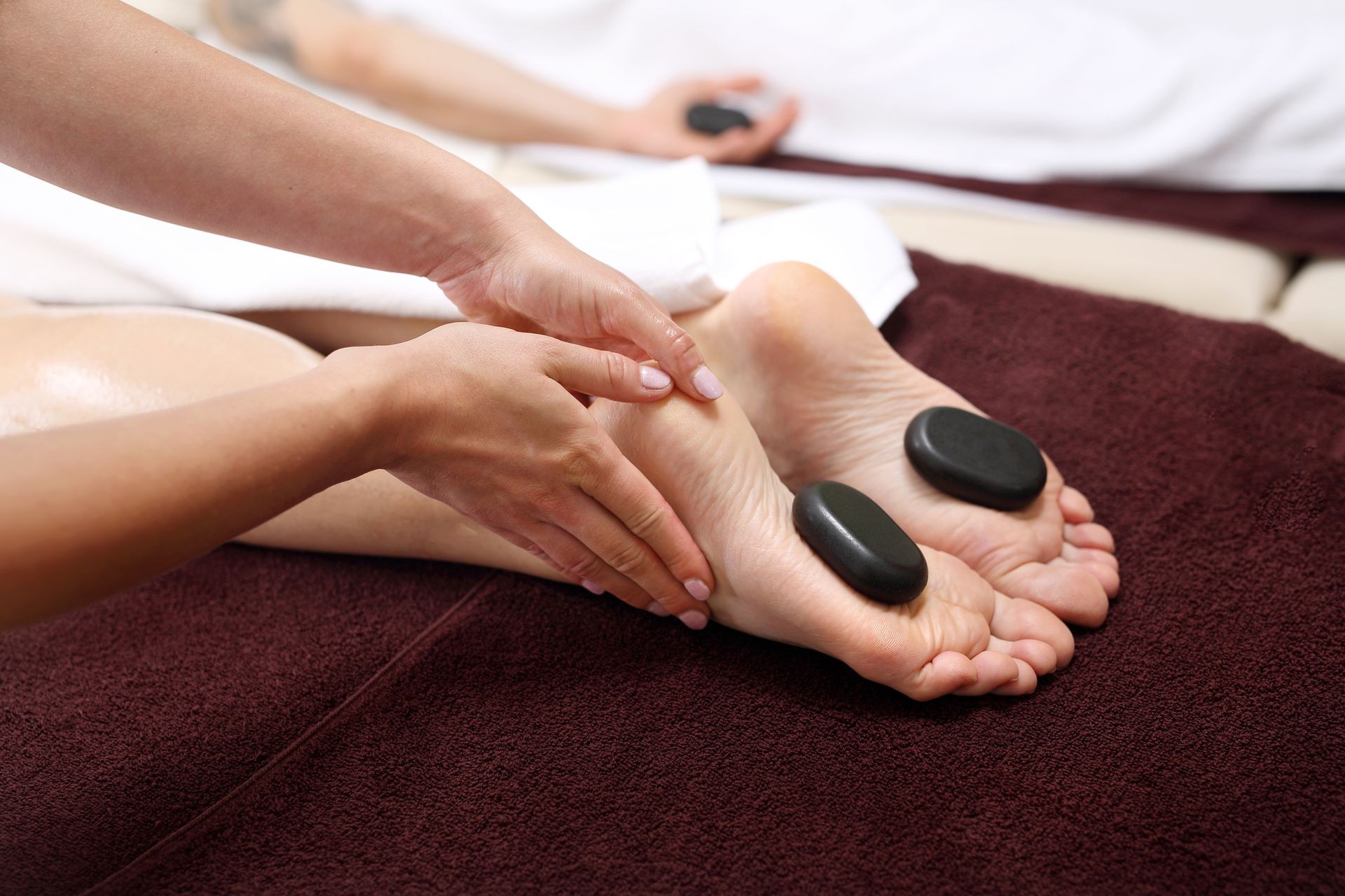 Hot Stone Massagen Hot Stone Feet und Behandlung der 7 Chakren
